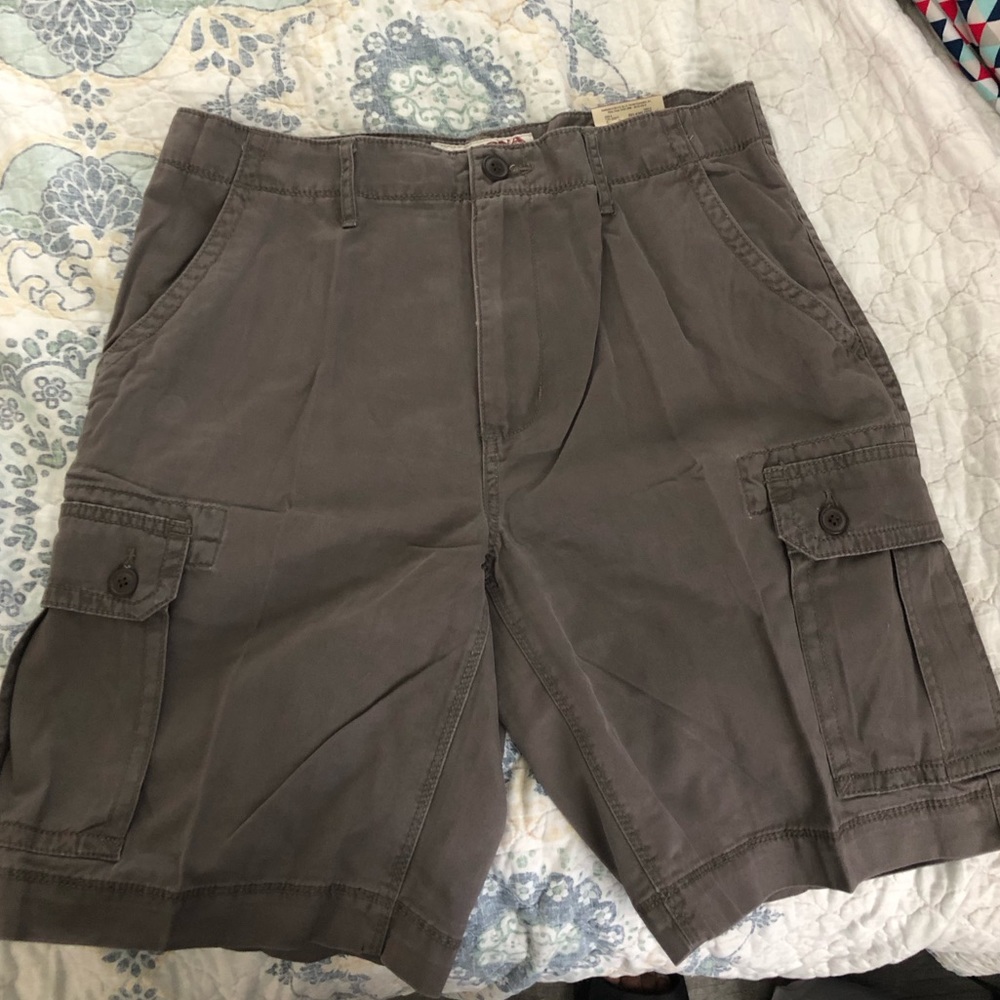 Men’s gray cargo shorts (Brand New)